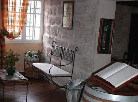 Logis L' D'uzes Guest house